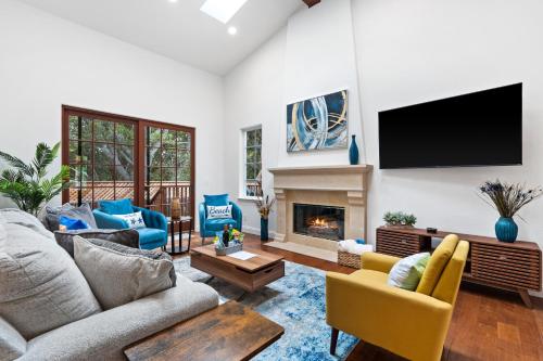 Gorgeous Santa Cruz Villa Modern Beachside Paradise with NEW Hot Tub & Fast Wi Fi — 4-Star Luxury Hotel in Santa Cruz, United States