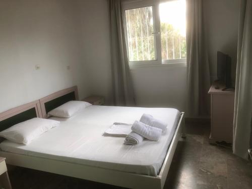 Barreira Beachfront Rooms 3 in Kalamata, Greece