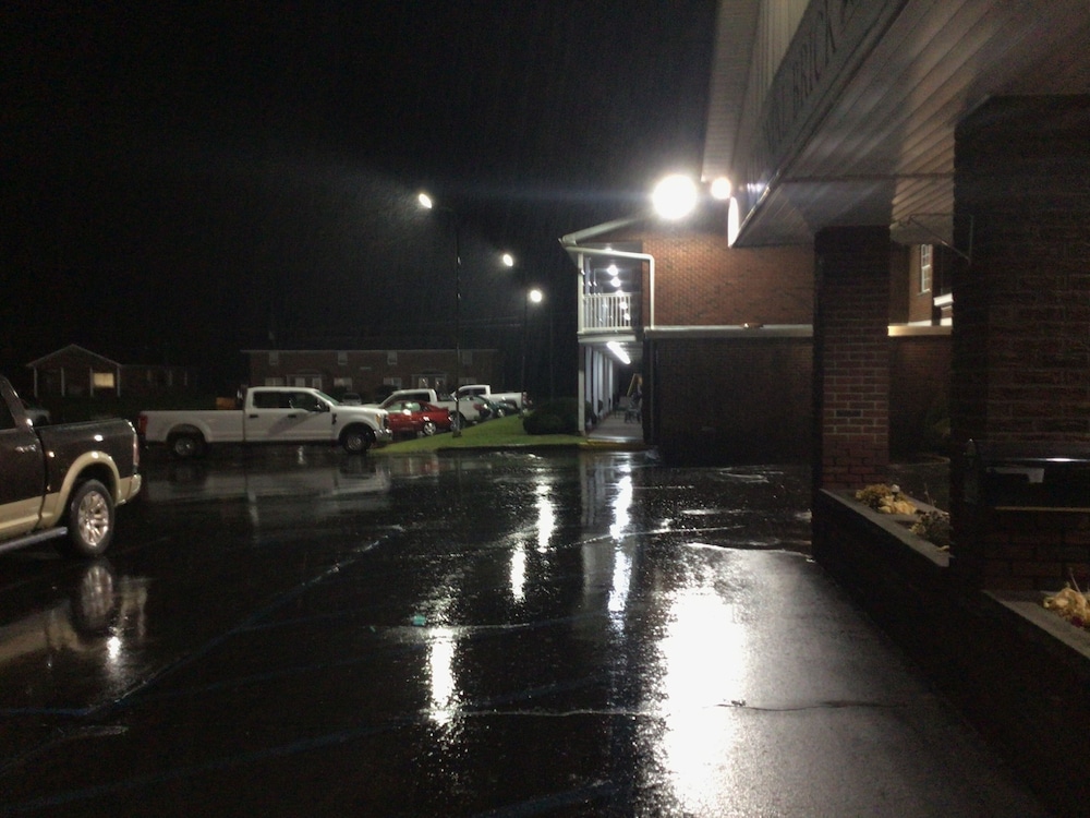 Colonial Brick Inn & Suites - photo 13