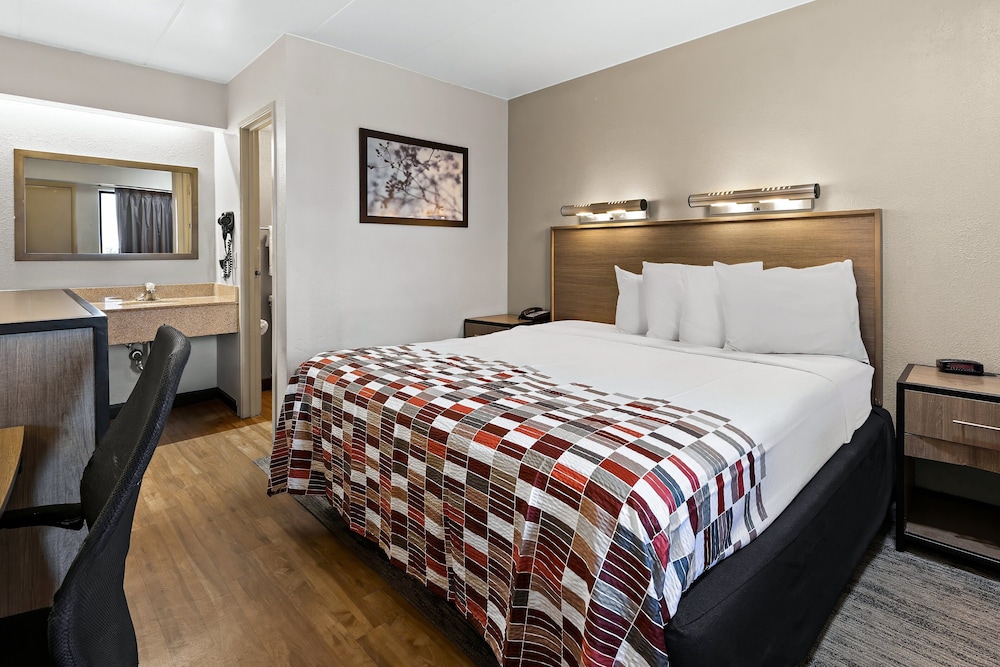 Red Roof Inn Cleveland Independence - photo 10