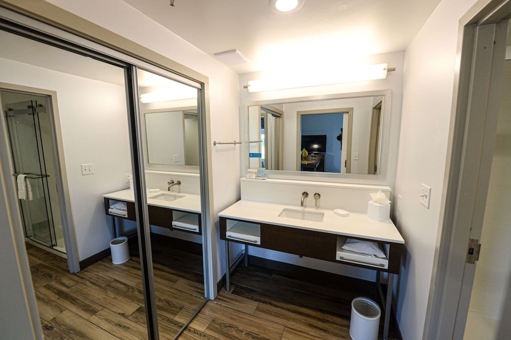 Hampton Inn & Suites Lenoir - photo 31