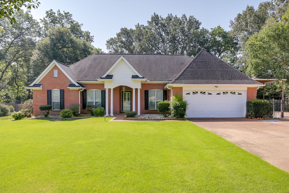 Olive Branch Getaway w Deck & Charcoal Grill — hotel in Olive Branch