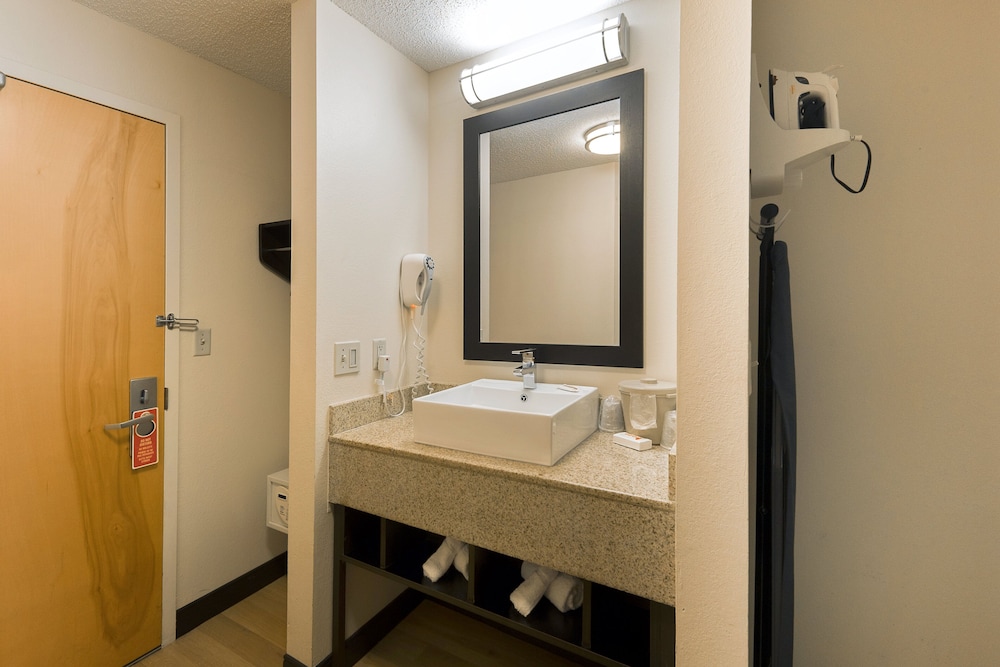 Red Roof Inn PLUS Long Island Garden City - photo 25