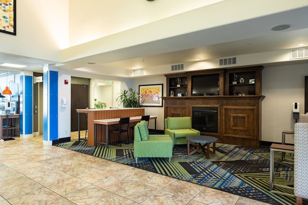 Holiday Inn Express & Suites Evanston By IHG - photo 61