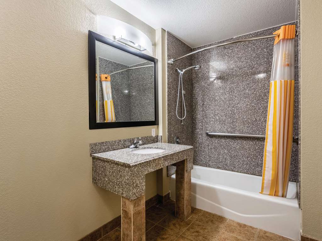 La Quinta Inn & Suites by Wyndham Deming - photo 20