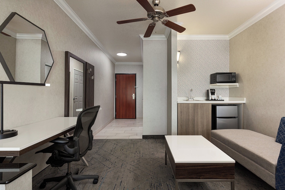 Holiday Inn Express and Suites Bakersfield Central by IHG - photo 11
