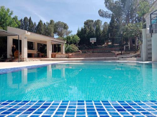 Alojamiento con piscina a 10 minutos de Puy du Fou Toledo — hotel in Guadamur