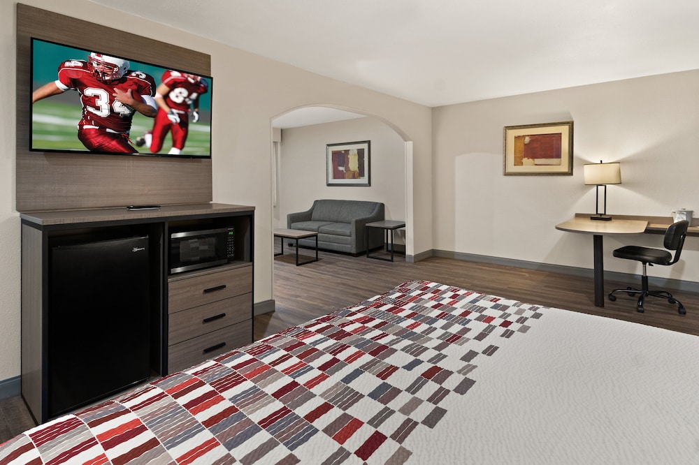 Red Roof Inn & Suites Irving DFW Airport South - photo 12