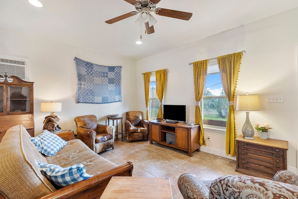 Trails Sisters calm on the Edge of Town in Alpine, United States