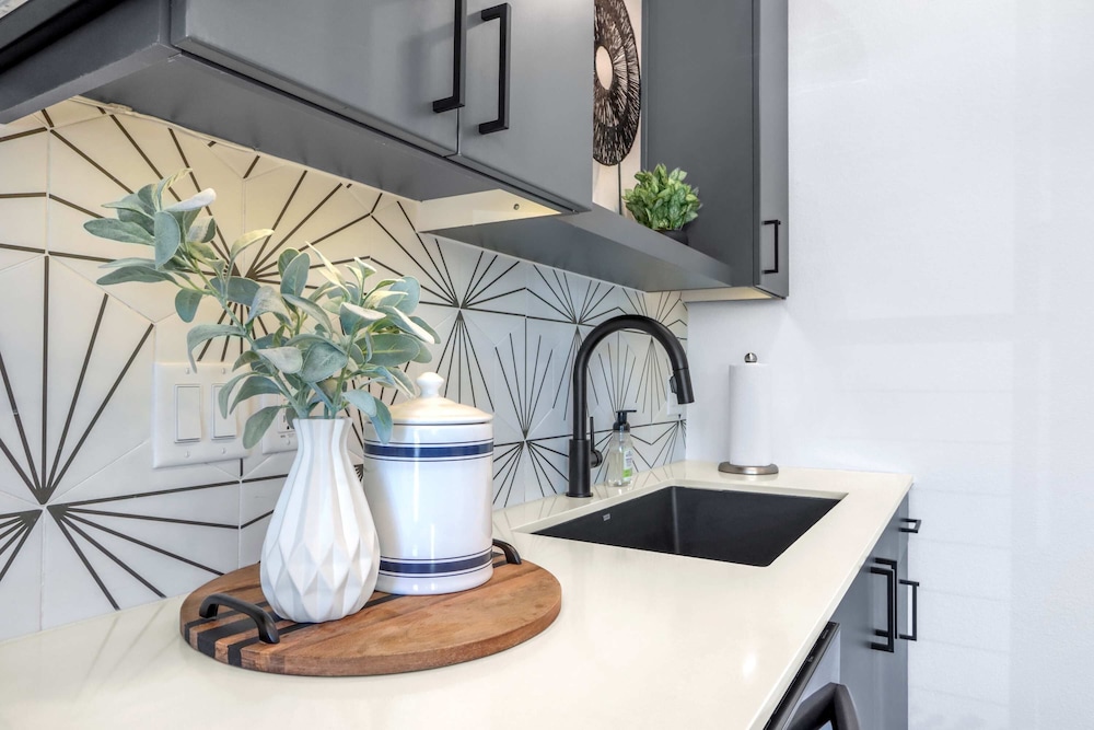 Relax in a Luxe Resort style Condo - photo 4