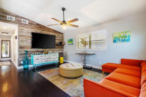 Spacious 3 BR Home with Patio Firepit & BBQ — 4-Star Luxury Hotel in Largo, United States