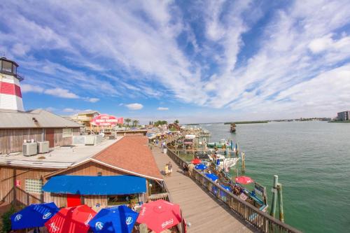 Luxury Direct Ocean Front 1315 sq ft. Hot Tub Pool — 4-Star Luxury Hotel in Saint Pete Beach, United States