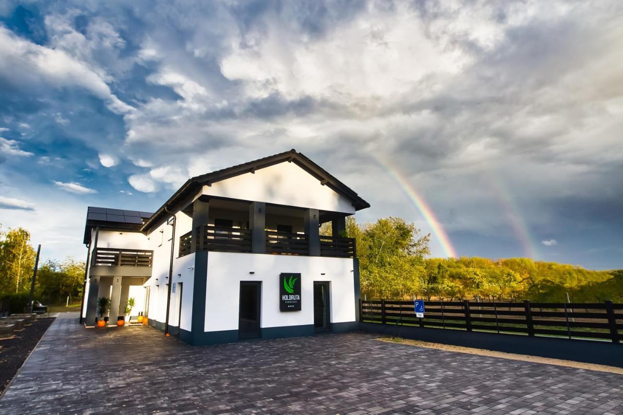 Holdruta Vendégház — 4-Star Luxury Hotel in Kunfeherto, Hungary