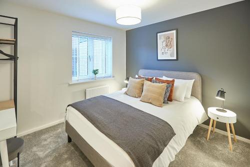 Curlew House with parking and Abbey views