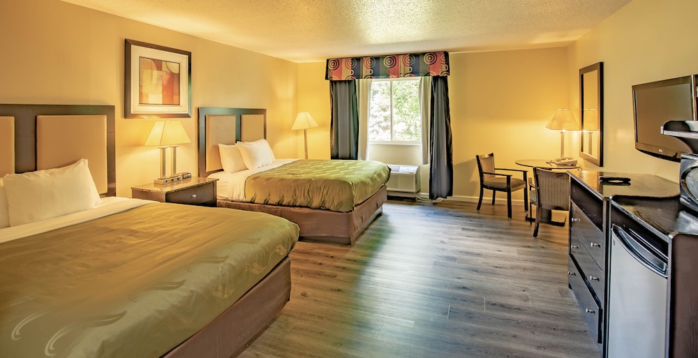 Quality Inn & Suites Woodstock near Lake Geneva - photo 7