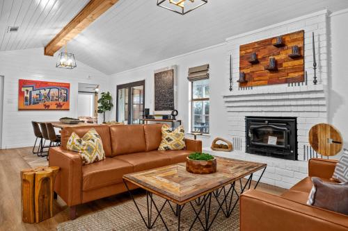 Home & Vine Hot Tub Fire Pit & Outdoor Oasis — 4-Star Luxury Hotel in Fredericksburg, United States