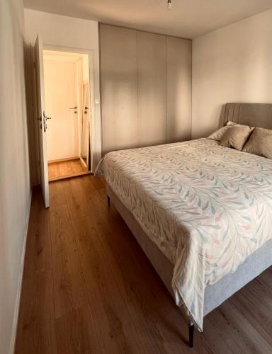 Bright & Sunny two bedroom apartment