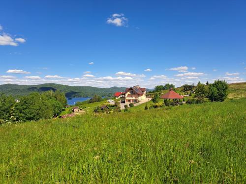 Willa Diana z panoramą jeziora i gór w Polańczyku in Polanczyk, Poland