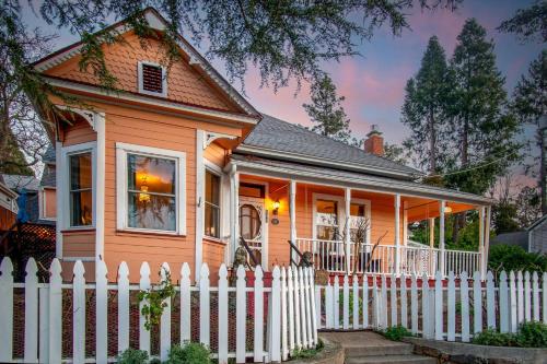 The Golden Parlor Historic Victorian Hot Tub — 4-Star Luxury Hotel in Grass Valley, United States