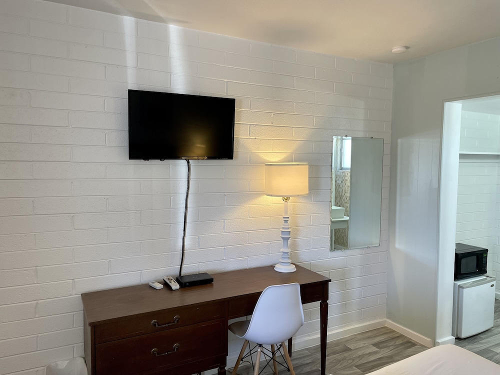 The Postcard Motel - photo 23