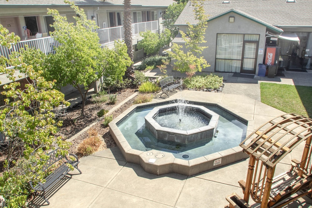 Creekside Inn & Suites - photo 40