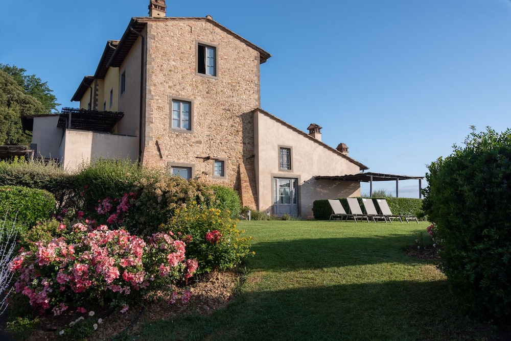 Tenuta Guardastelle Agriturismo and vineyard — 4-Star Luxury Hotel in San Gimignano, Italy