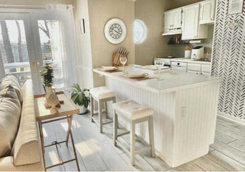 Getaway Villa 3 mins to Mohegan Fully Stocked with Two Full Beds & Fireplace Jacuzzi Saltwater Pools Sauna — 4-Star Luxury Hotel in Norwich, United States