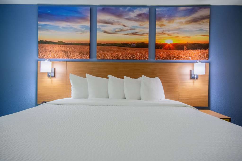 Days Inn & Suites by Wyndham Waterloo - photo 13