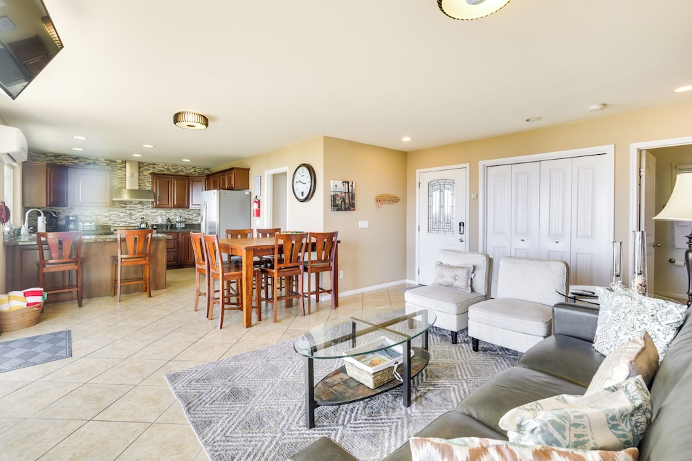 Tropical Oceanside Home with Deck Walk to Beach — 4-Star Luxury Hotel in Oceanside, United States