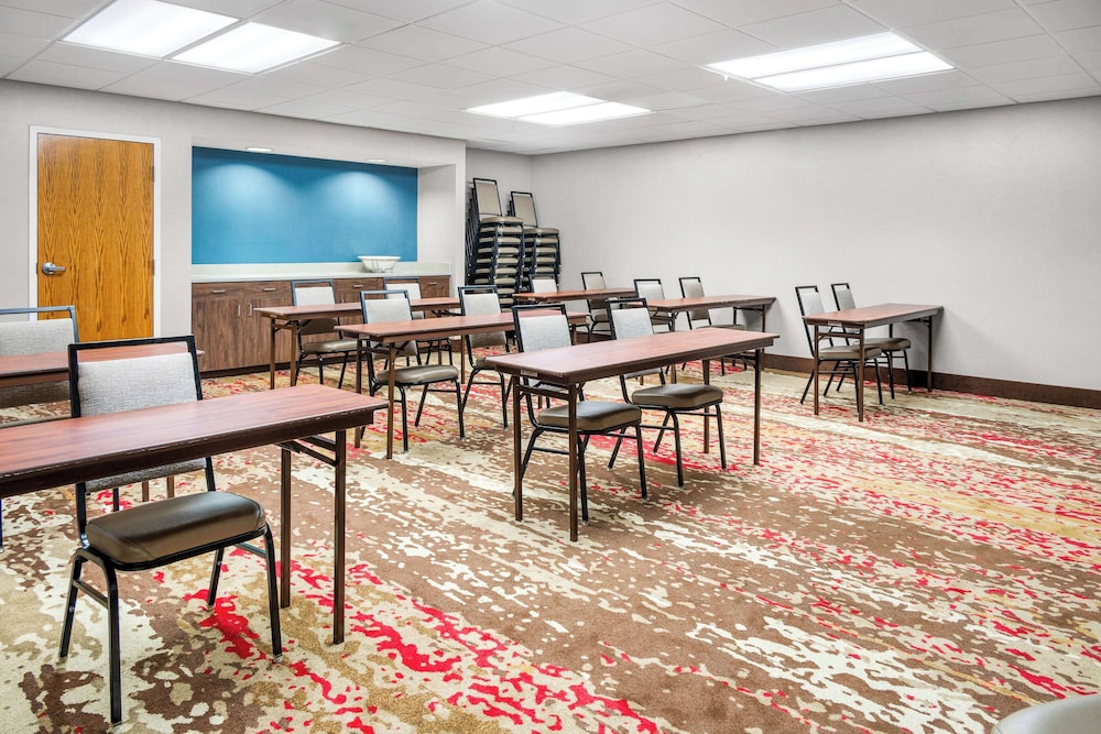 Hampton Inn Grand Rapids North - photo 30
