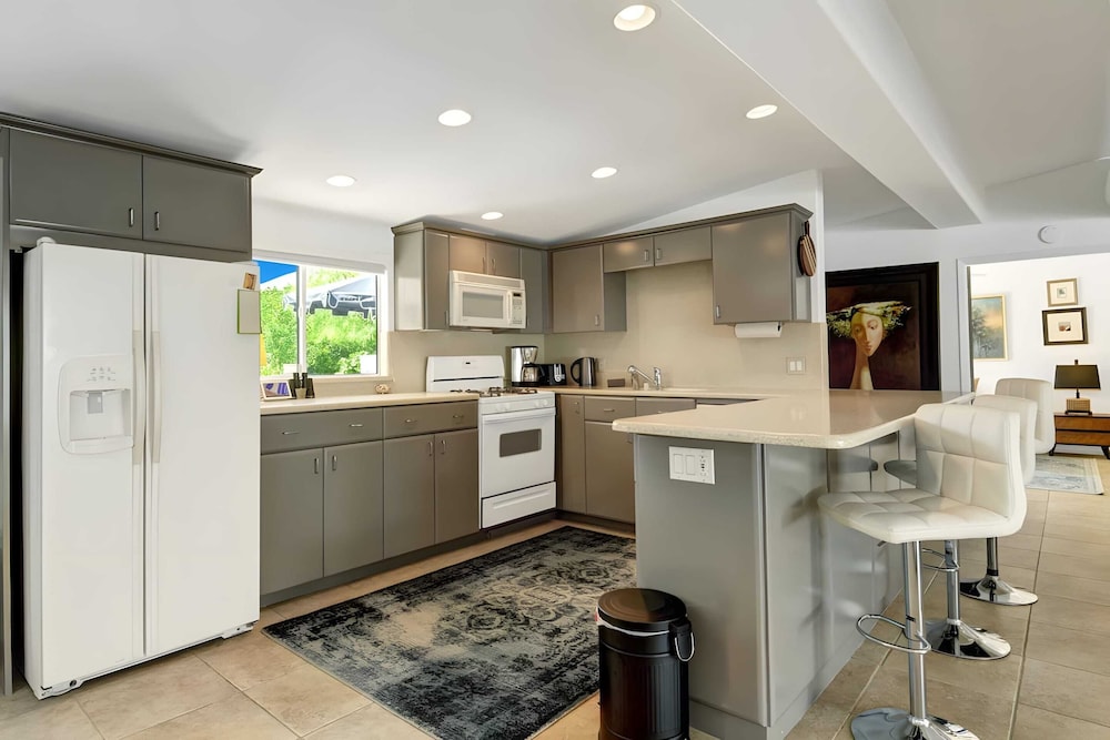 Modern Oasis w Pool Patio Lounge Mountain Views Palo Verde by AvantStay - photo 11