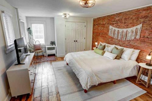 Beautiful Boho Villa on Vine in the heart of Lancaster — 4-Star Luxury Hotel in Lancaster, United States
