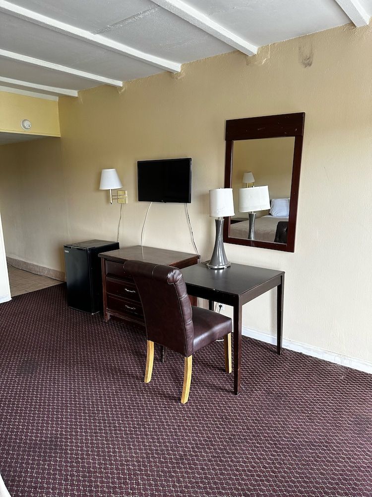 Charlotte Express Inn - photo 13