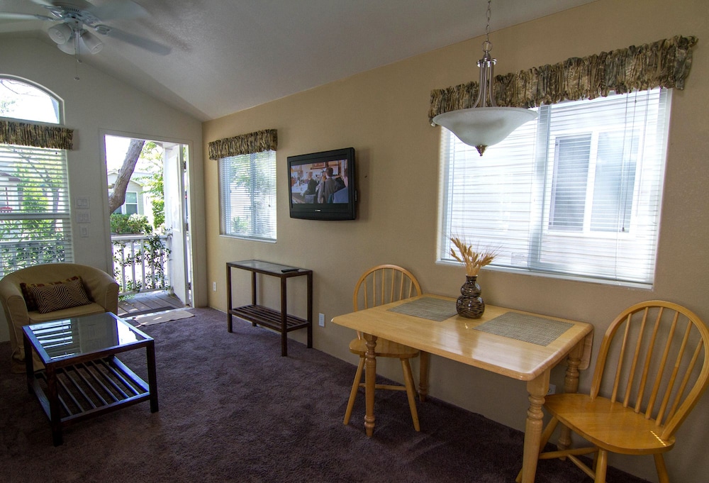 Arden Acres Executive Suites and Cottages - photo 8