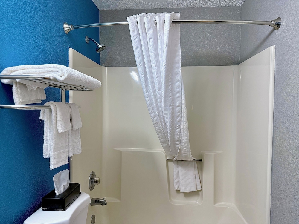 Economy Inn & Suites Cedar Rapids - photo 28