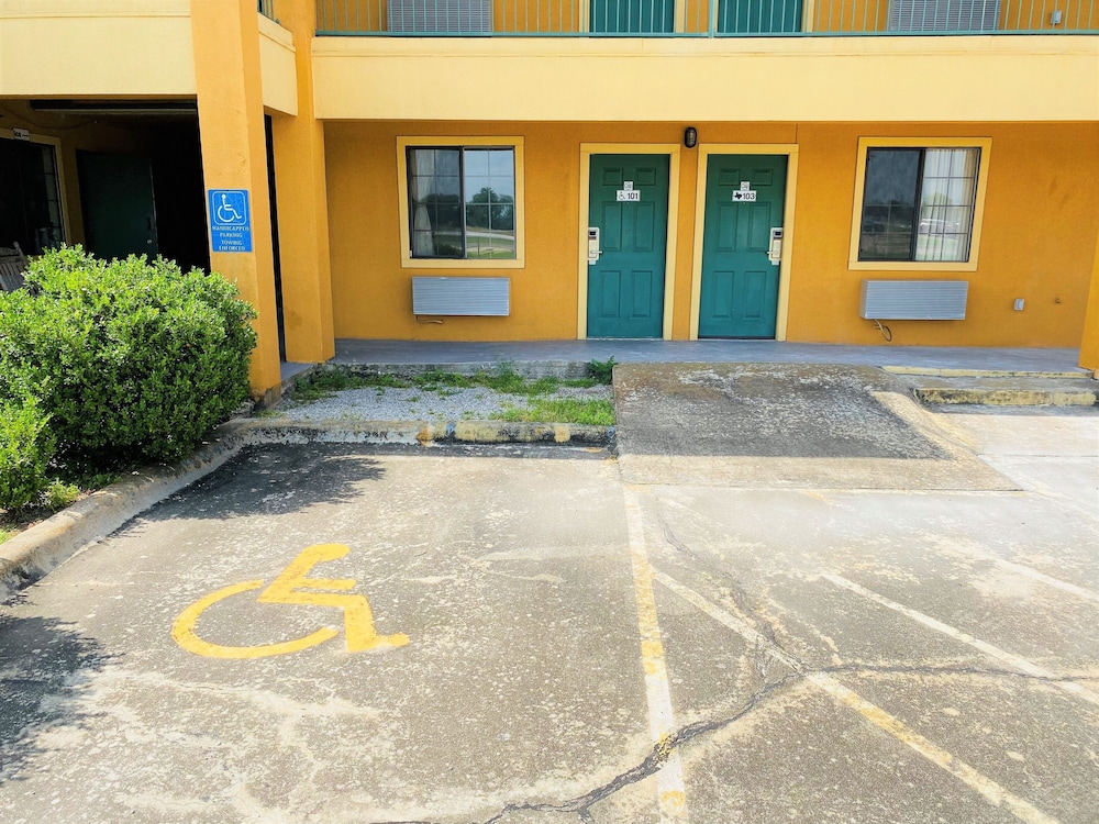 Pine Point Inn & Suites - photo 12