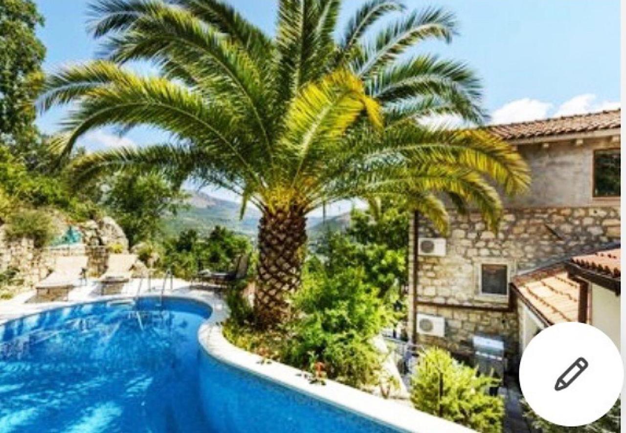 Sunny Villa with Pool Bbq View Parking