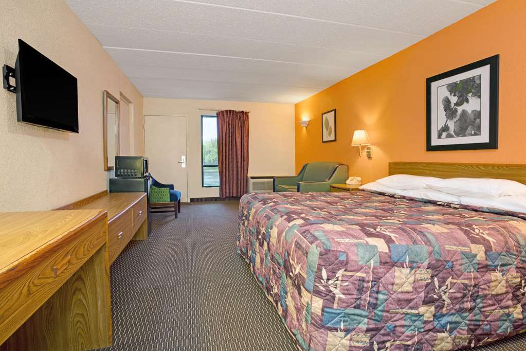 Days Inn by Wyndham Cincinnati East - photo 7