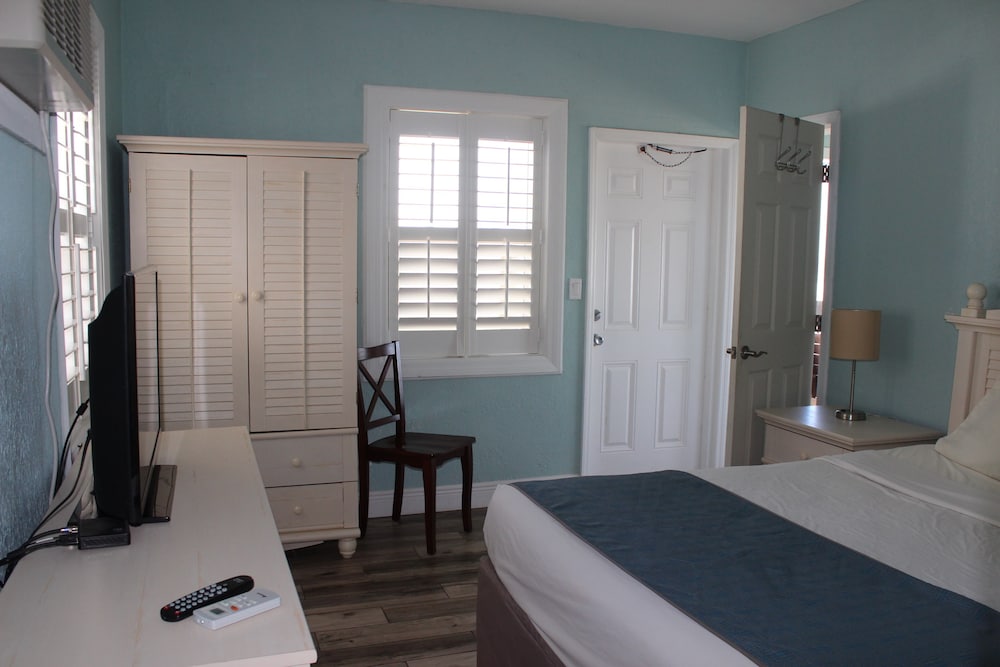 Shoreline Suites & Cabana Cottages - photo 11