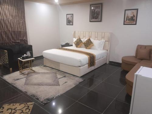 فندق ياسر الضلعي لى ريلاكس الفندقية Yaser Aldhilay Le Relax Hotel in Abqaiq, Saudi Arabia