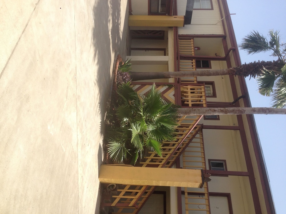 Capri Beach Hotel - photo 3