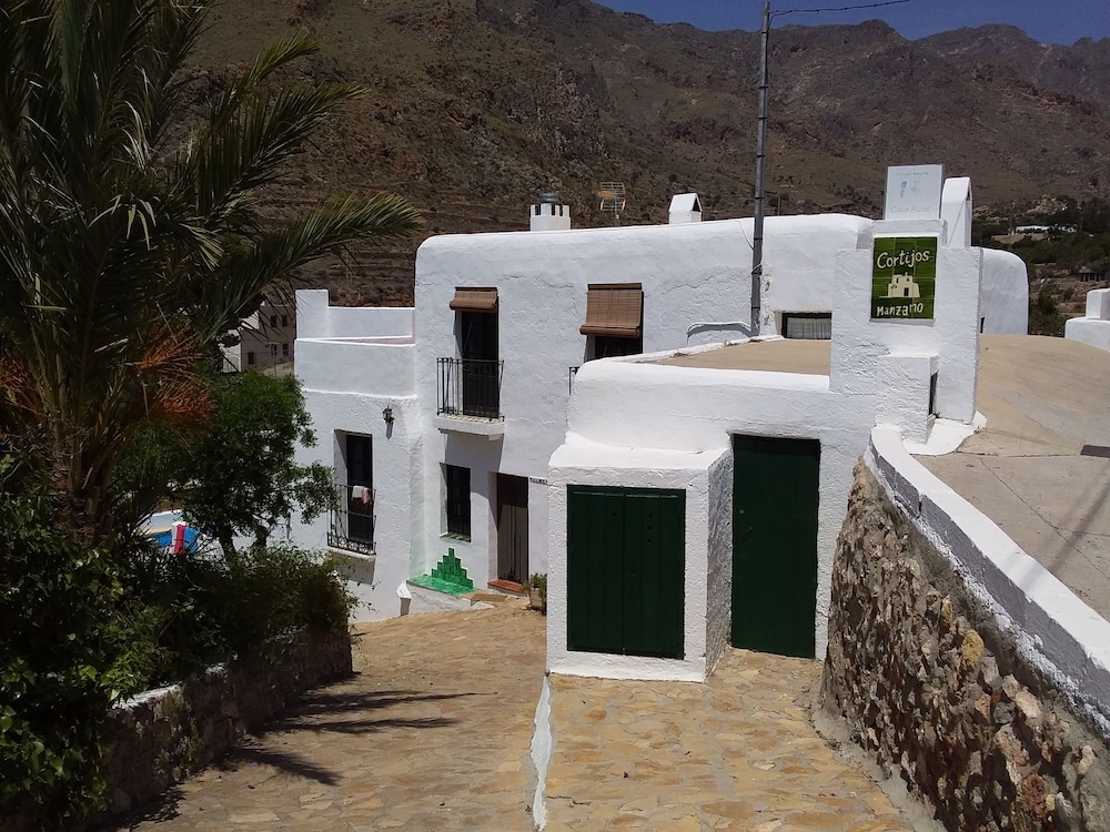 Cortijos Manzano — hotel in Nijar