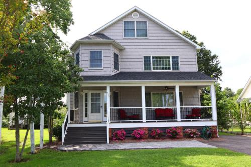 River Gem: Spacious 4 Bdrm Beach House 2 Blocks to Beach — 4-Star Luxury Hotel in Colonial Beach, United States