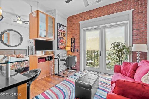 Downtown Condo Balcony River Pet Friendly Beach — 4-Star Luxury Hotel in Wilmington, United States