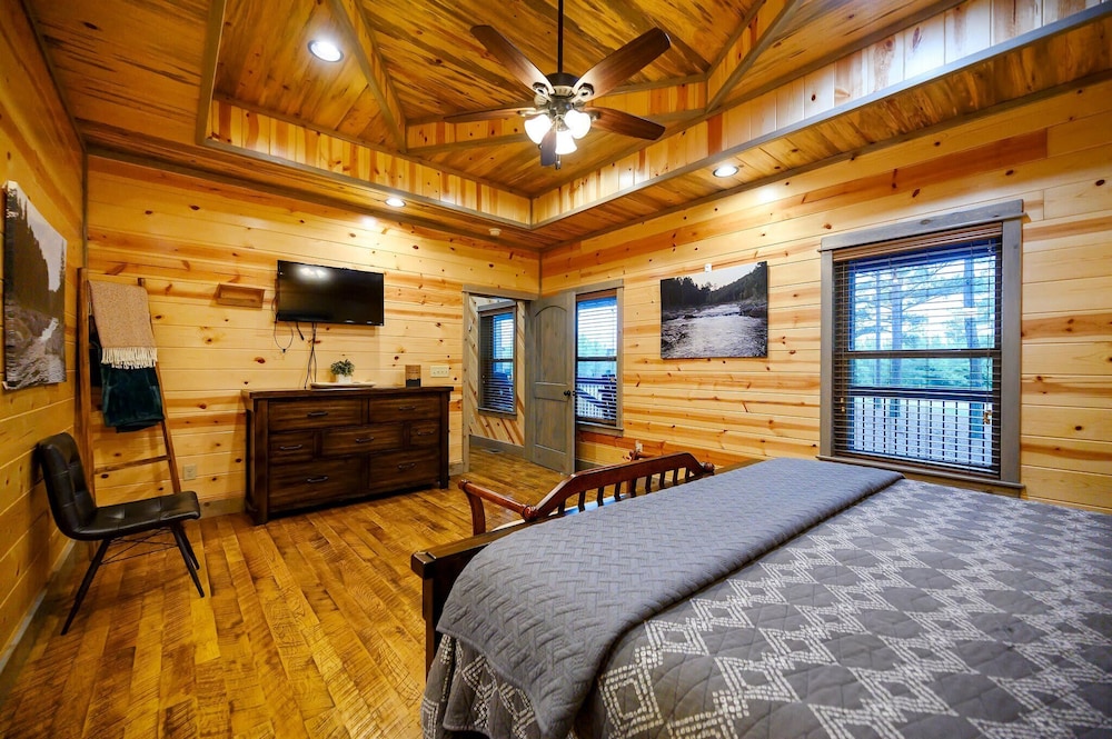 Heartland Retreat tree lined hot Tub game Room — Broken Bow — photo 5