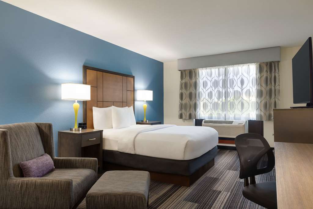 La Quinta Inn & Suites by Wyndham Springfield Airport Plaza - photo 25