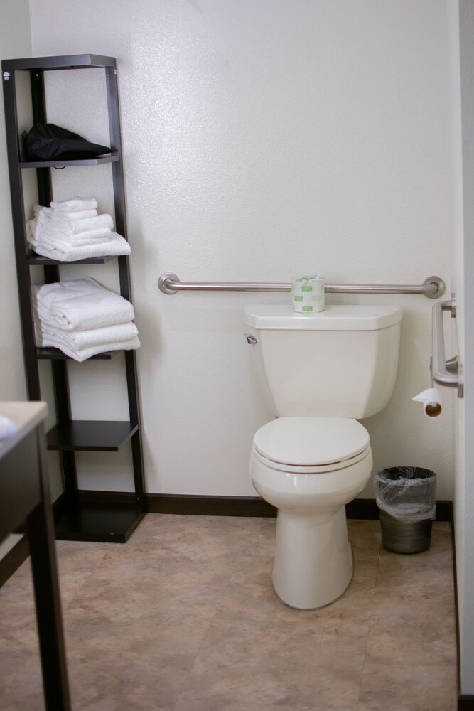 Boarders Inn & Suites by Cobblestone Hotels Syracuse - photo 20