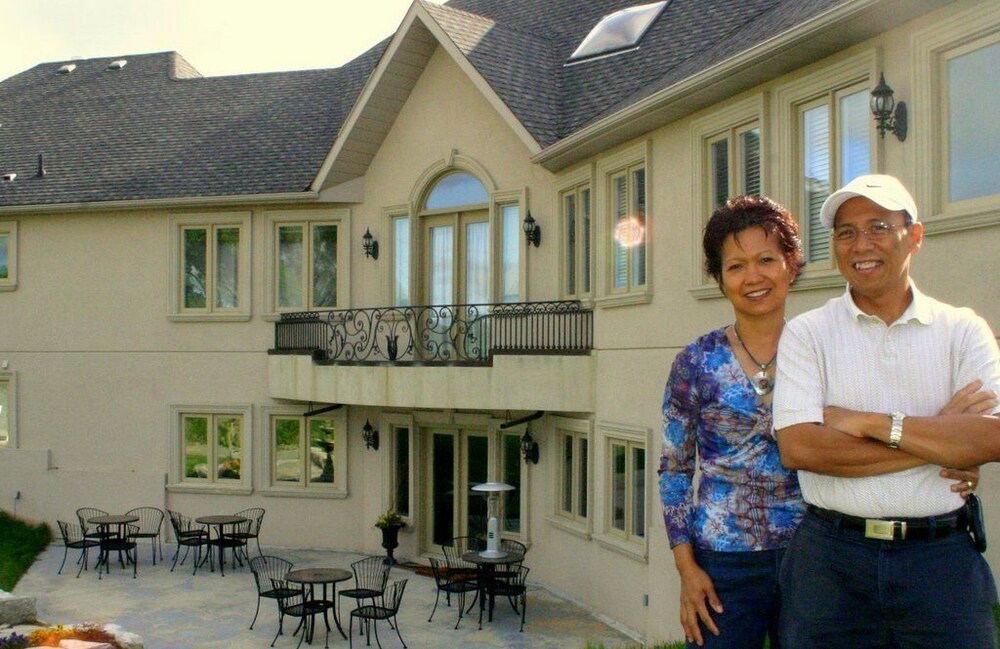 20 Bells Lake Bed & Breakfast — 4-Star Luxury Hotel in Brampton, Canada