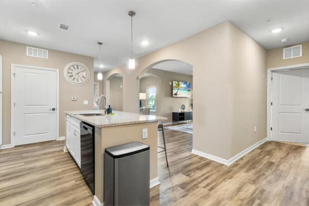Chic 2 BD 2 BA Condo: Serene Escape in Melbourne — 4-Star Luxury Hotel in Melbourne, United States