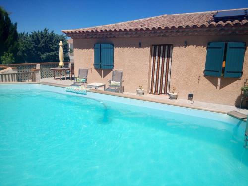 Olive View - carbon neutral hotel in Puissalicon
